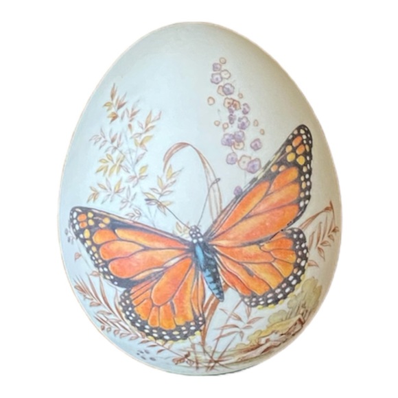 Other - Vintage Stoneware Egg Paperweight with monarch butterfly excellent condition 3”